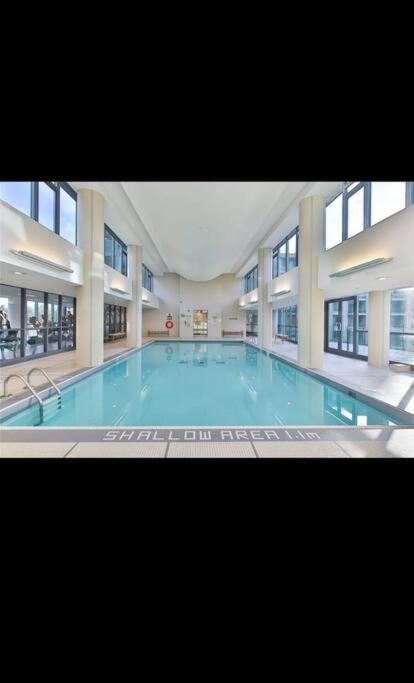 Spacious 2 Bedroom Plus Den, 2 Bath, Sleeps 5 With Balcony And Lakeview Downtown Toronto Condo Exterior photo