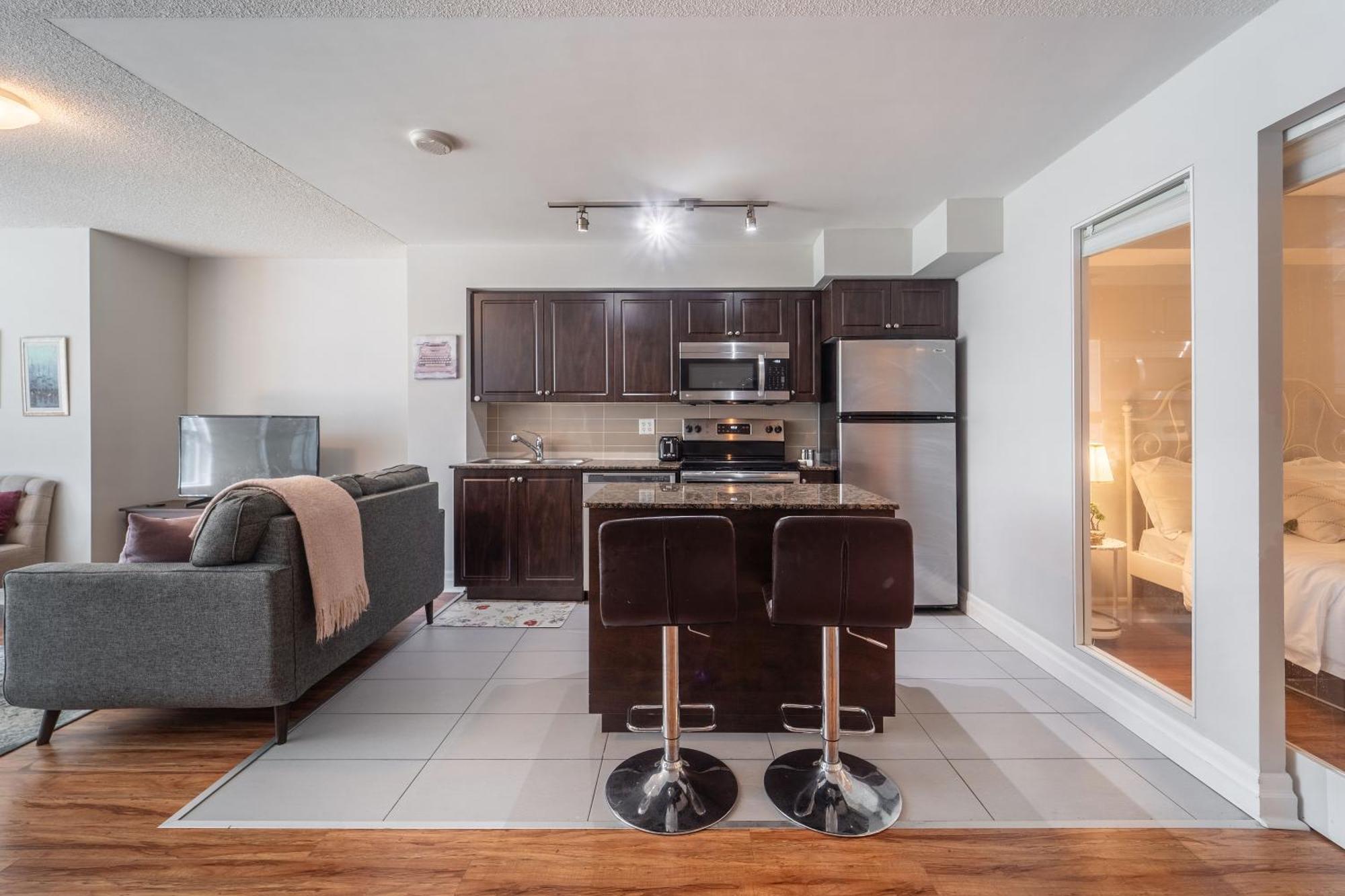 Spacious 2 Bedroom Plus Den, 2 Bath, Sleeps 5 With Balcony And Lakeview Downtown Toronto Condo Exterior photo