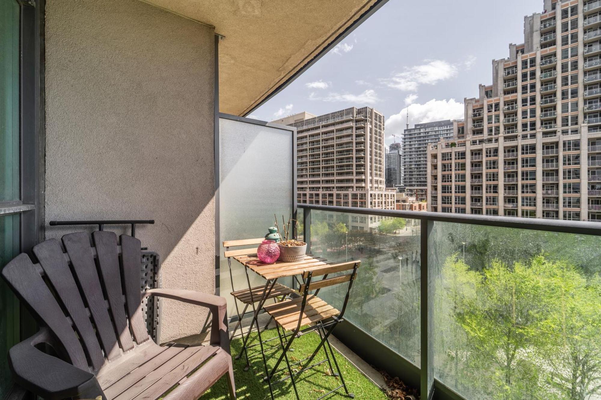 Spacious 2 Bedroom Plus Den, 2 Bath, Sleeps 5 With Balcony And Lakeview Downtown Toronto Condo Exterior photo