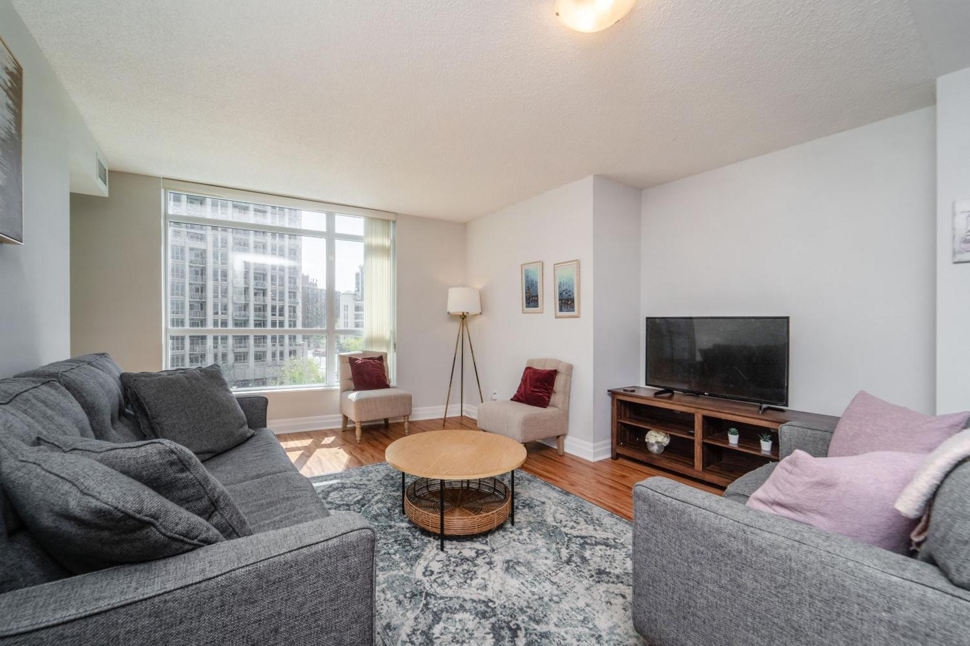 Spacious 2 Bedroom Plus Den, 2 Bath, Sleeps 5 With Balcony And Lakeview Downtown Toronto Condo Exterior photo