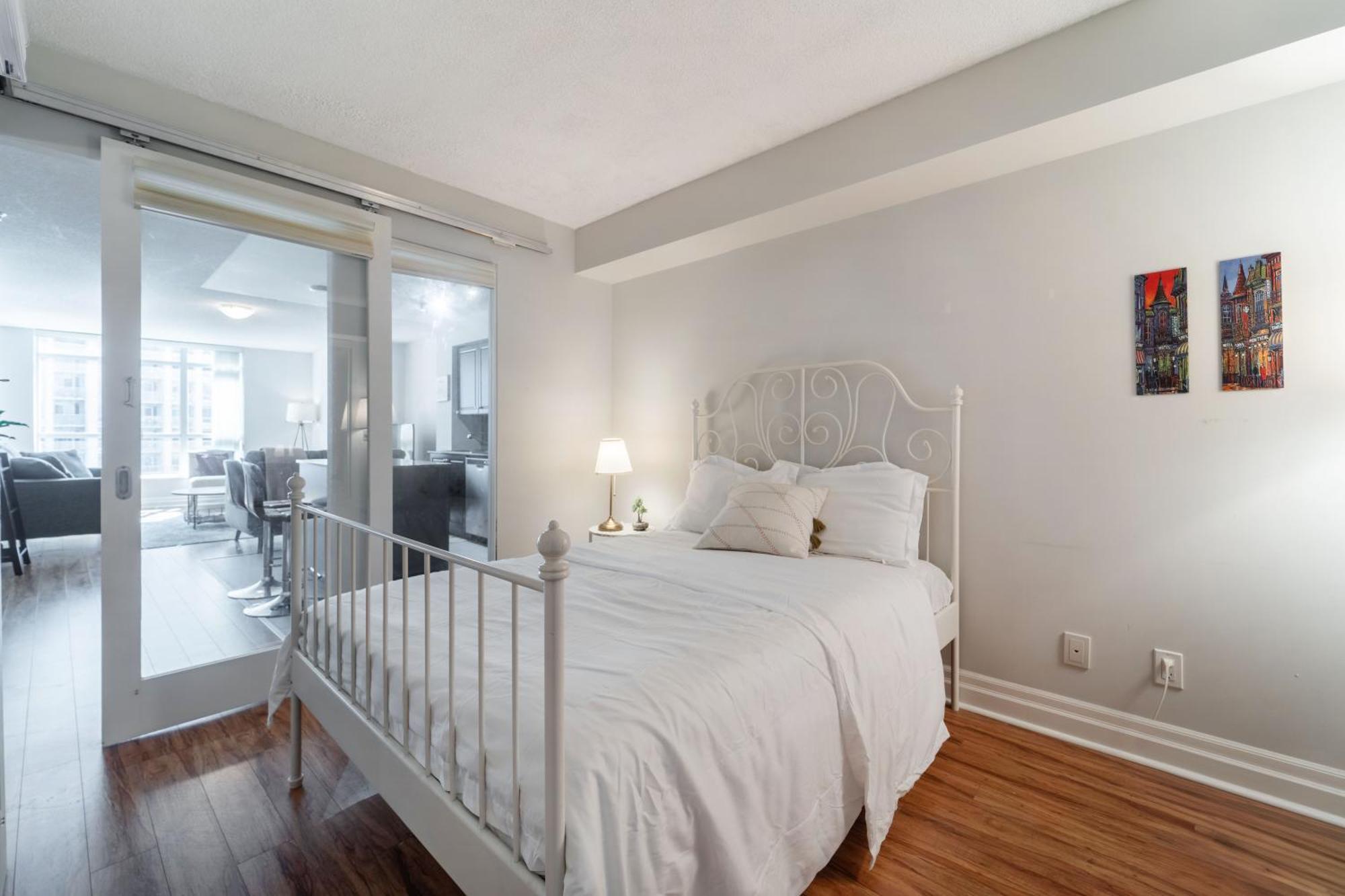 Spacious 2 Bedroom Plus Den, 2 Bath, Sleeps 5 With Balcony And Lakeview Downtown Toronto Condo Exterior photo