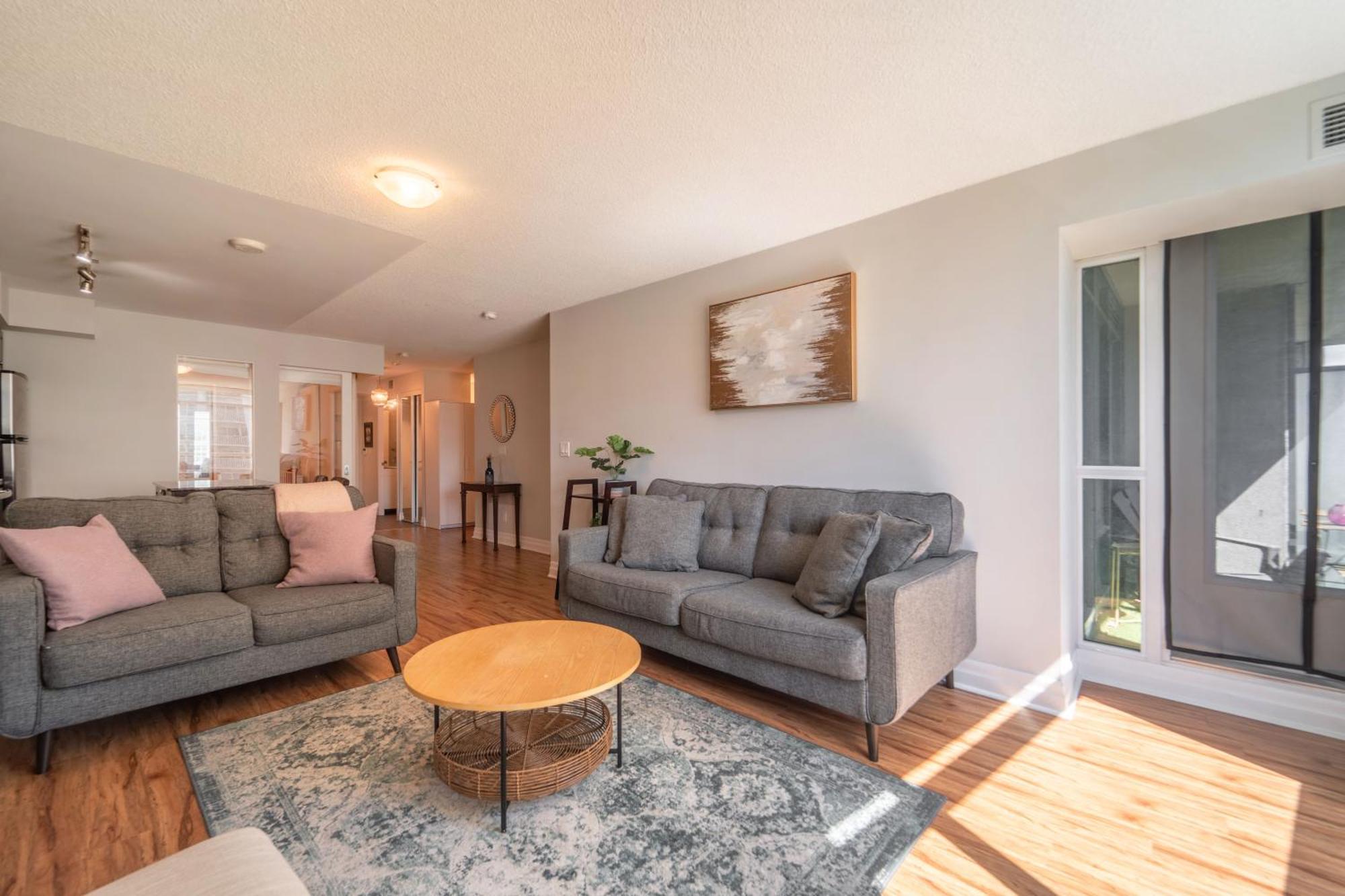 Spacious 2 Bedroom Plus Den, 2 Bath, Sleeps 5 With Balcony And Lakeview Downtown Toronto Condo Exterior photo