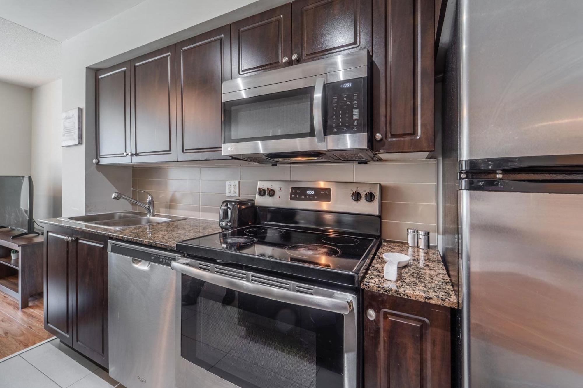 Spacious 2 Bedroom Plus Den, 2 Bath, Sleeps 5 With Balcony And Lakeview Downtown Toronto Condo Exterior photo