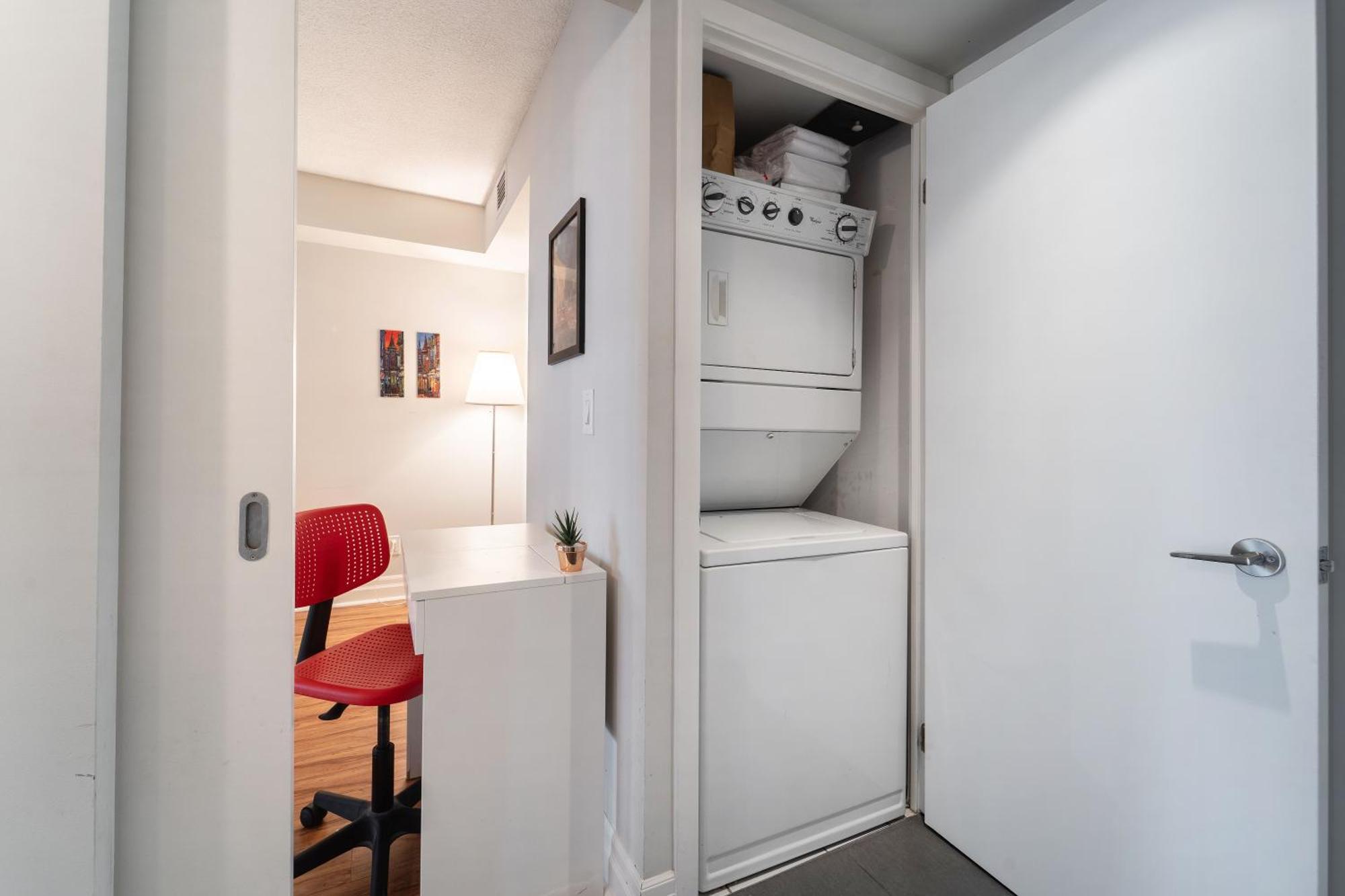 Spacious 2 Bedroom Plus Den, 2 Bath, Sleeps 5 With Balcony And Lakeview Downtown Toronto Condo Exterior photo