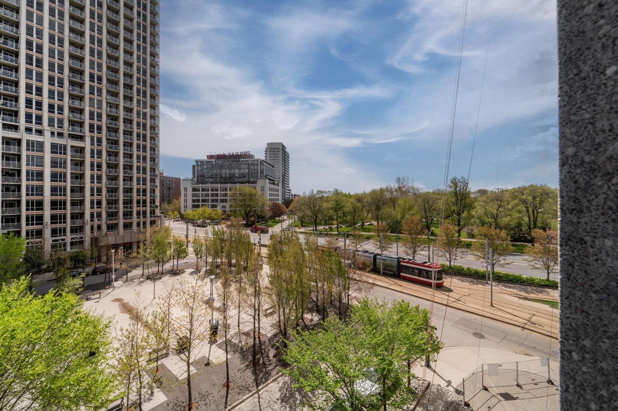 Spacious 2 Bedroom Plus Den, 2 Bath, Sleeps 5 With Balcony And Lakeview Downtown Toronto Condo Exterior photo