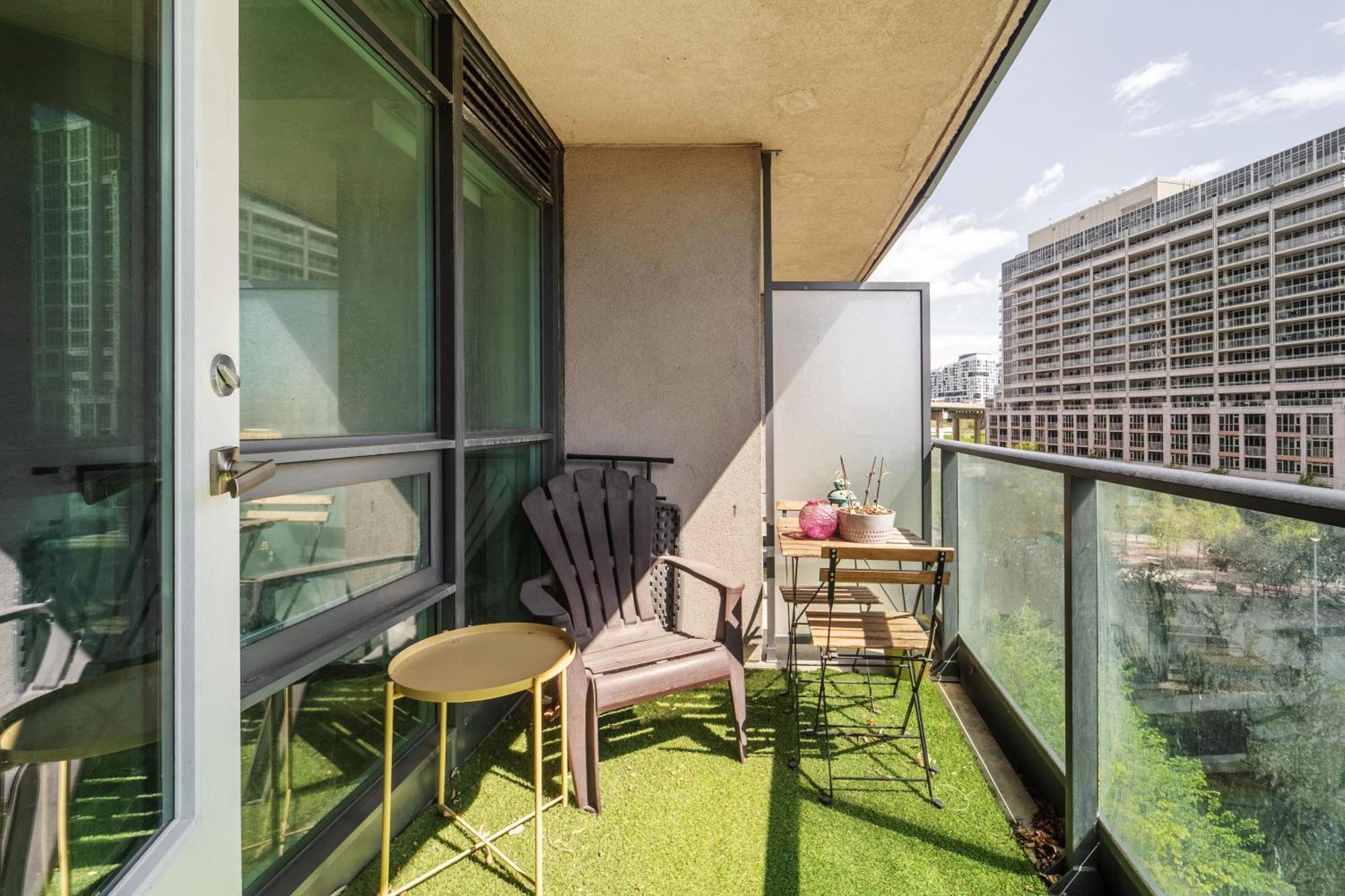 Spacious 2 Bedroom Plus Den, 2 Bath, Sleeps 5 With Balcony And Lakeview Downtown Toronto Condo Exterior photo