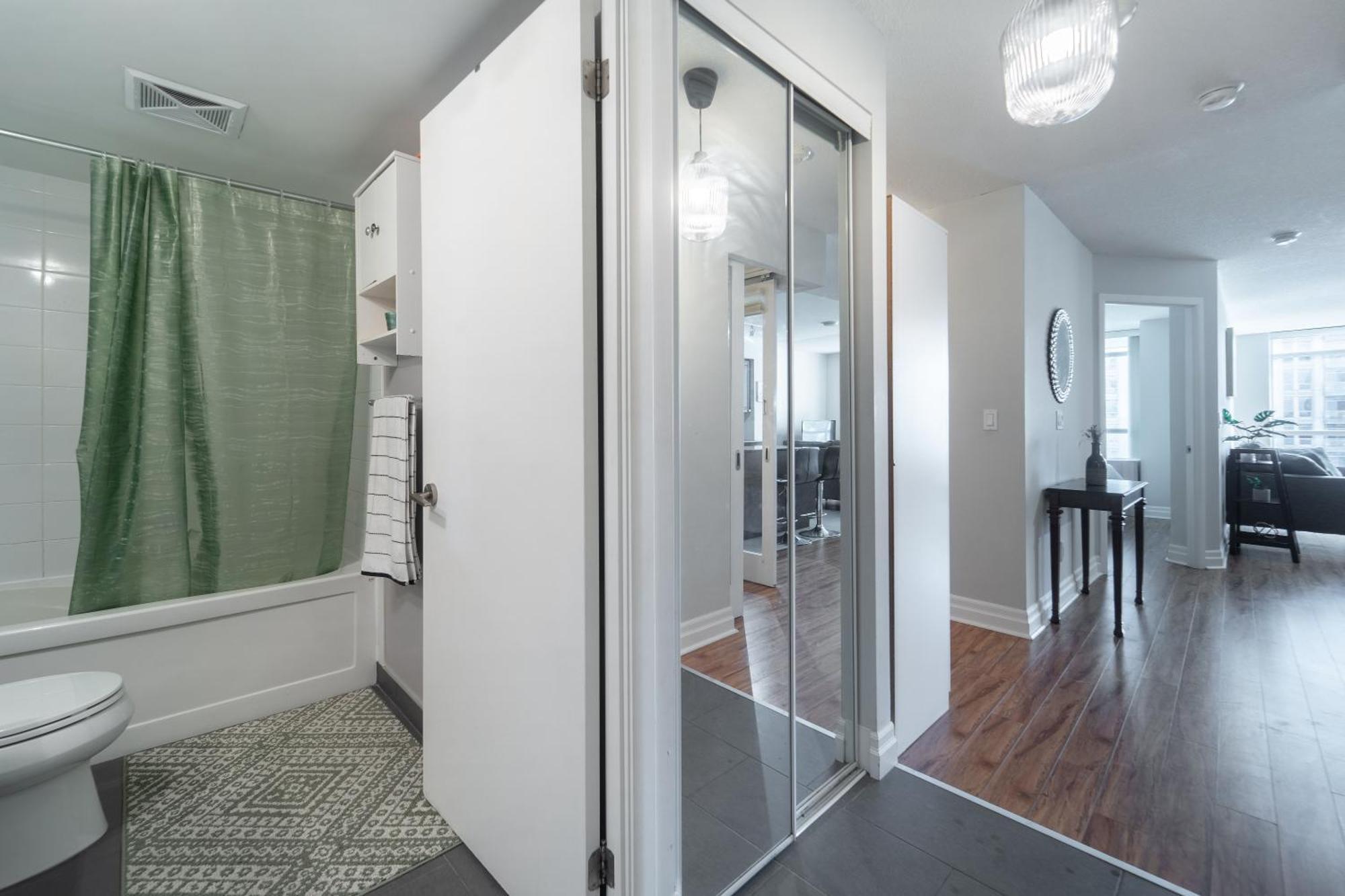 Spacious 2 Bedroom Plus Den, 2 Bath, Sleeps 5 With Balcony And Lakeview Downtown Toronto Condo Exterior photo