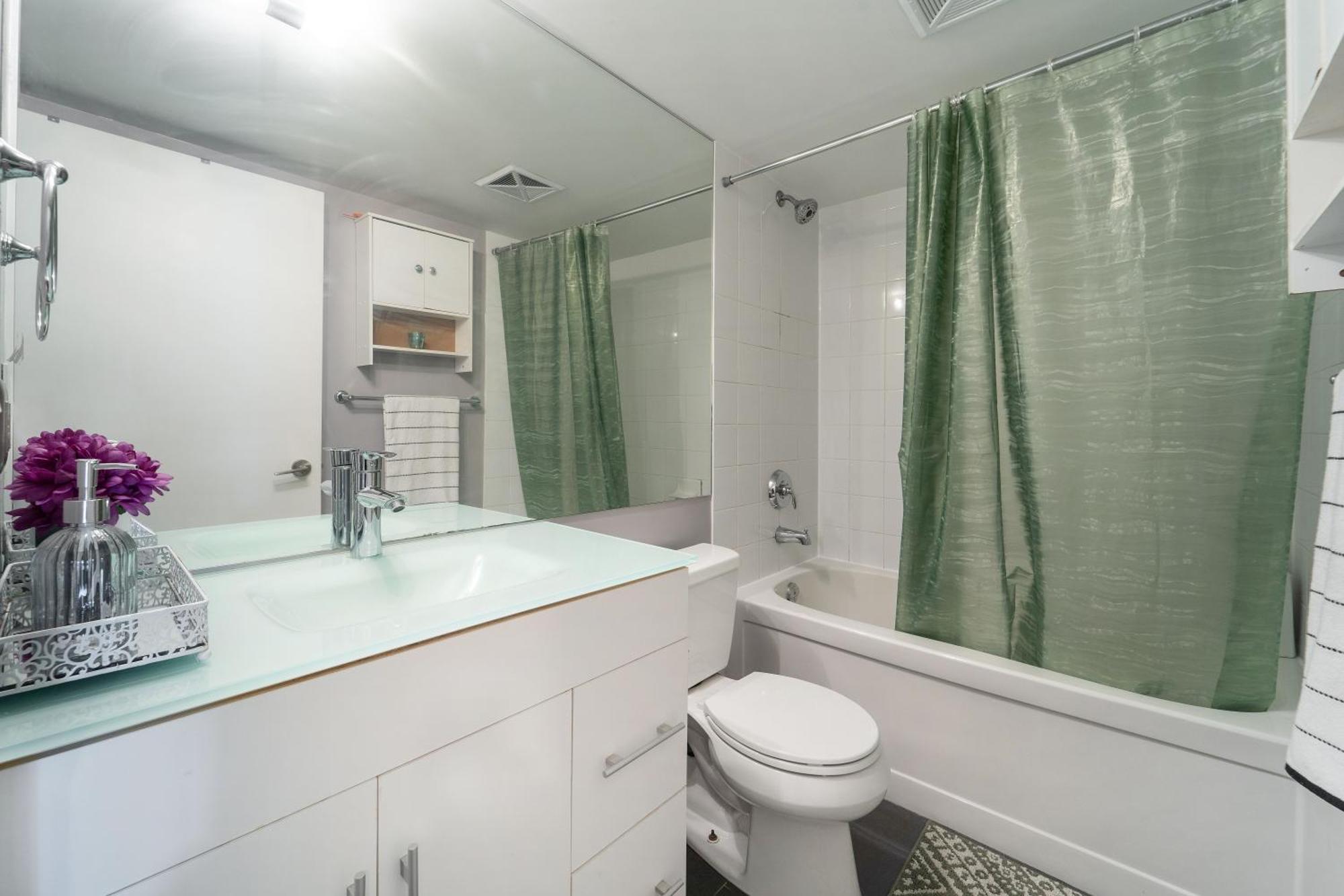 Spacious 2 Bedroom Plus Den, 2 Bath, Sleeps 5 With Balcony And Lakeview Downtown Toronto Condo Exterior photo