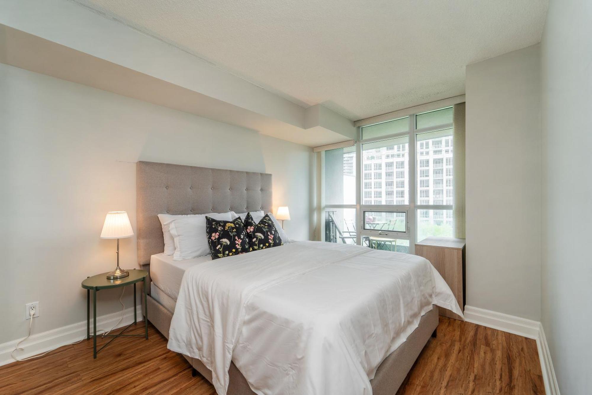 Spacious 2 Bedroom Plus Den, 2 Bath, Sleeps 5 With Balcony And Lakeview Downtown Toronto Condo Exterior photo
