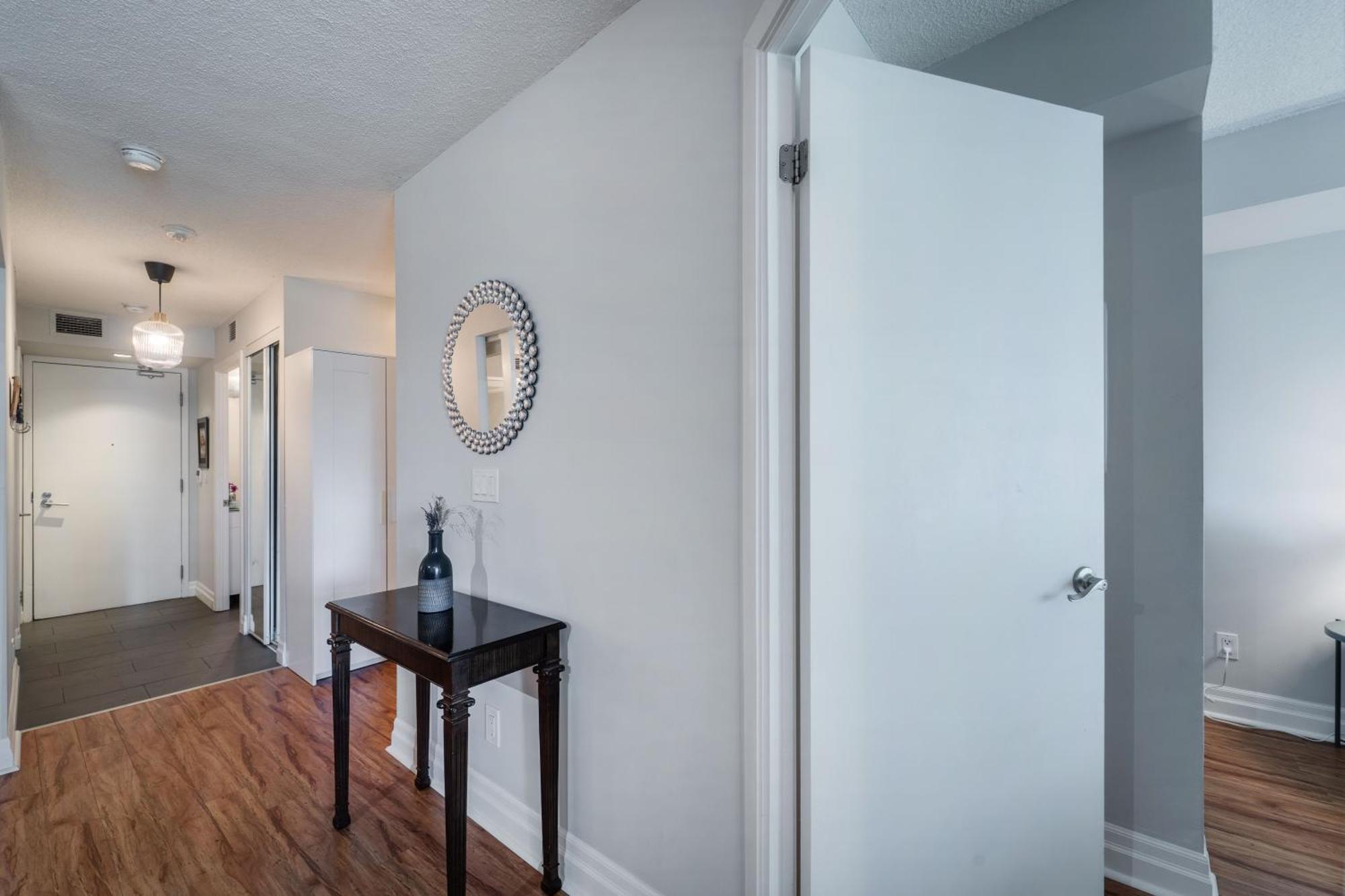 Spacious 2 Bedroom Plus Den, 2 Bath, Sleeps 5 With Balcony And Lakeview Downtown Toronto Condo Exterior photo