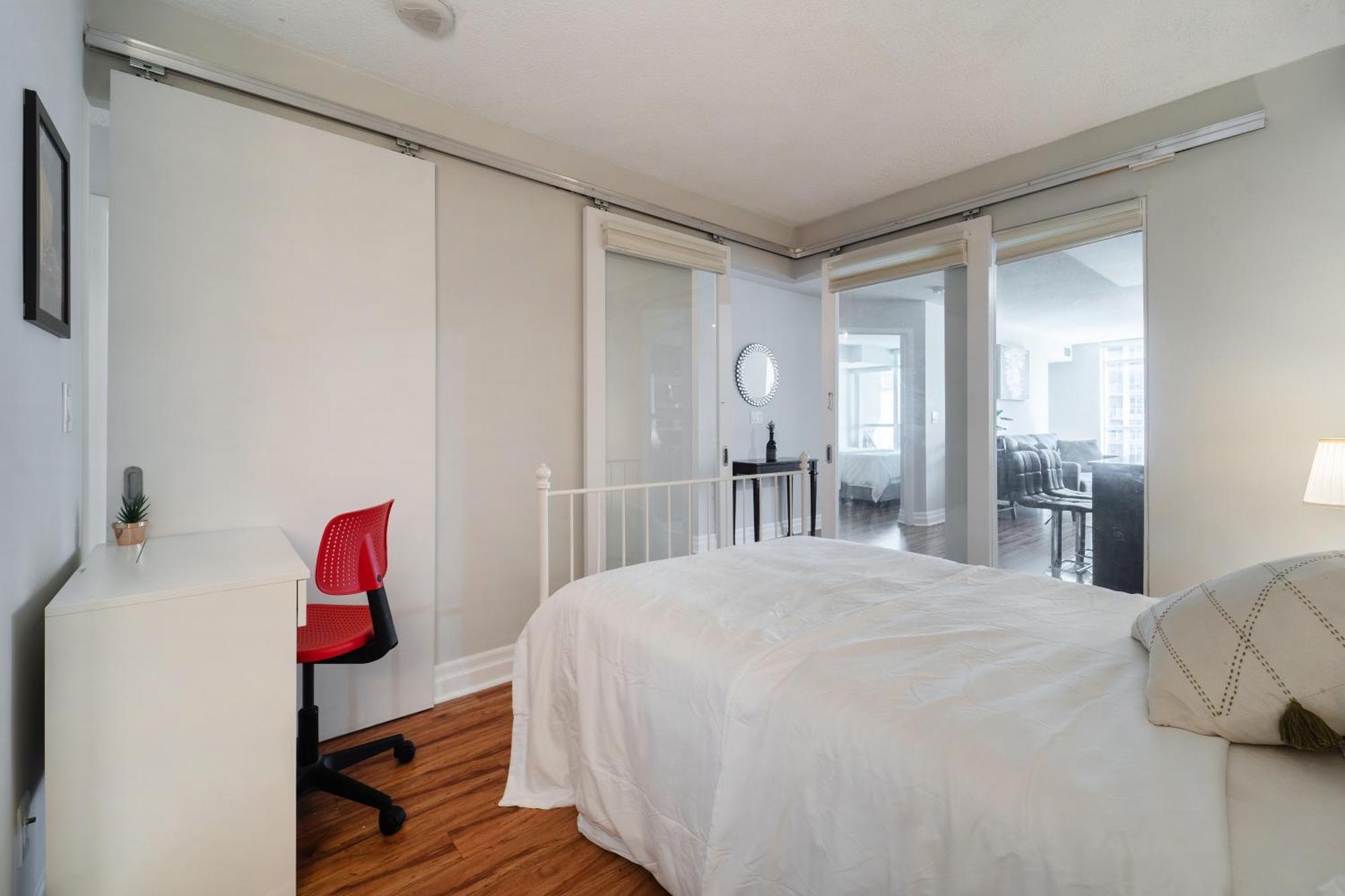 Spacious 2 Bedroom Plus Den, 2 Bath, Sleeps 5 With Balcony And Lakeview Downtown Toronto Condo Exterior photo