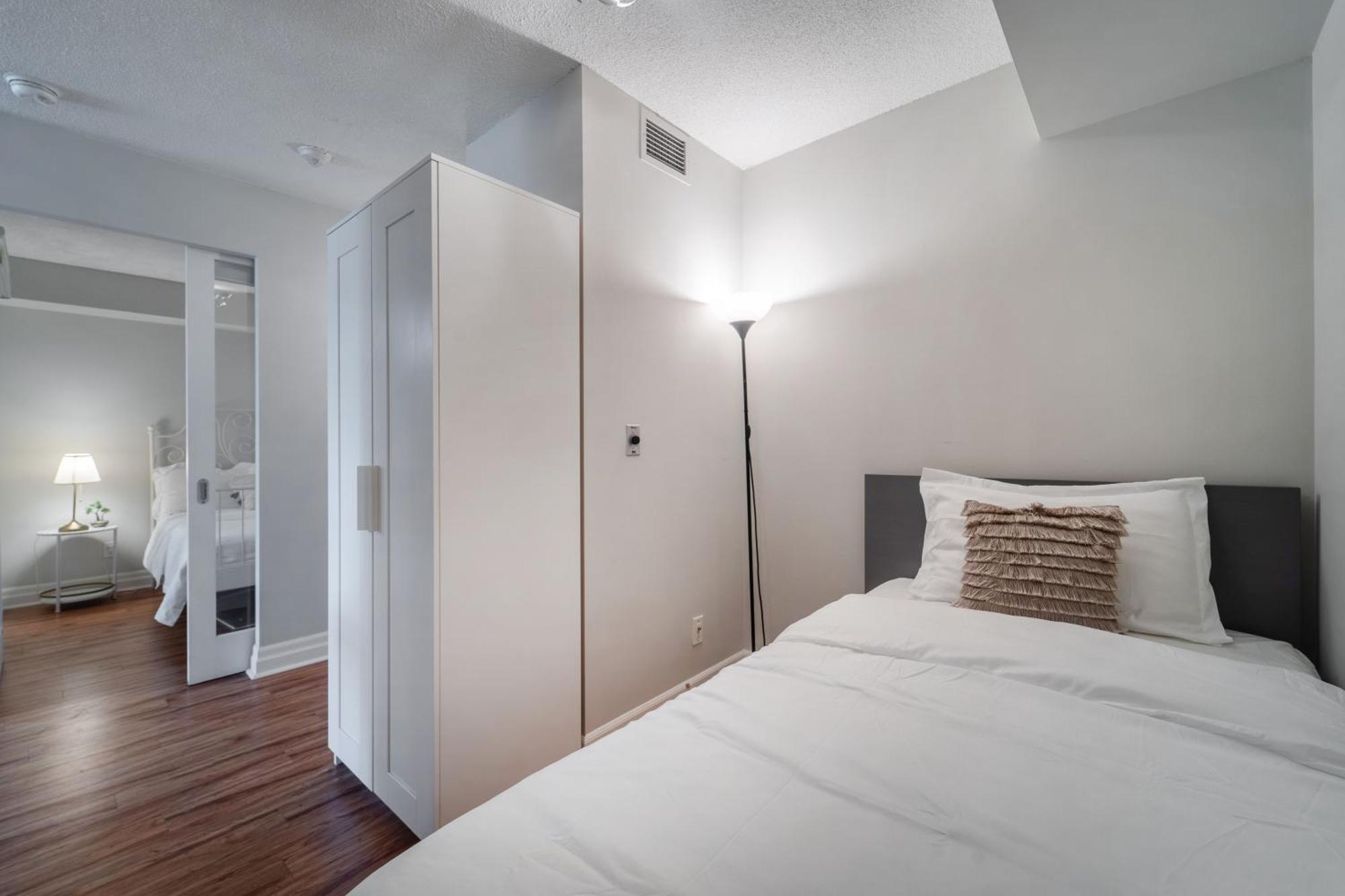 Spacious 2 Bedroom Plus Den, 2 Bath, Sleeps 5 With Balcony And Lakeview Downtown Toronto Condo Exterior photo