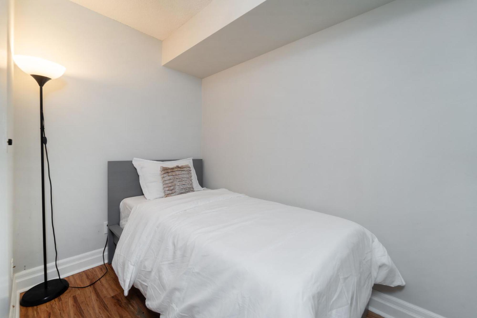 Spacious 2 Bedroom Plus Den, 2 Bath, Sleeps 5 With Balcony And Lakeview Downtown Toronto Condo Exterior photo