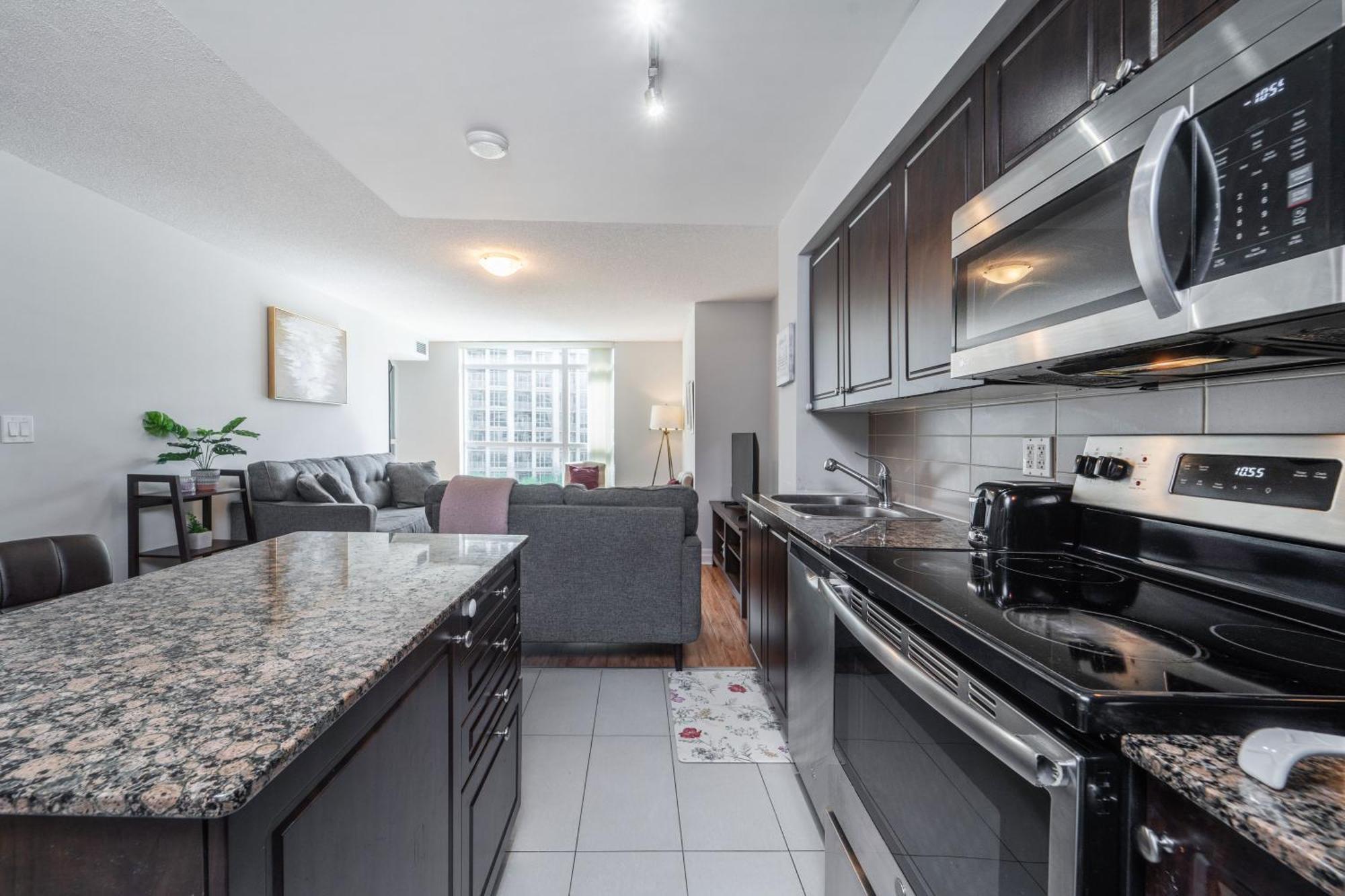 Spacious 2 Bedroom Plus Den, 2 Bath, Sleeps 5 With Balcony And Lakeview Downtown Toronto Condo Exterior photo