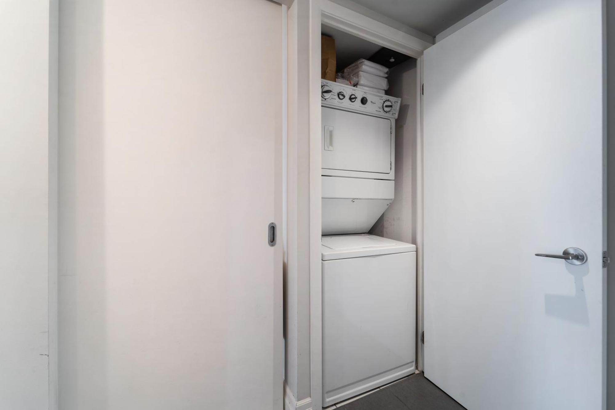 Spacious 2 Bedroom Plus Den, 2 Bath, Sleeps 5 With Balcony And Lakeview Downtown Toronto Condo Exterior photo
